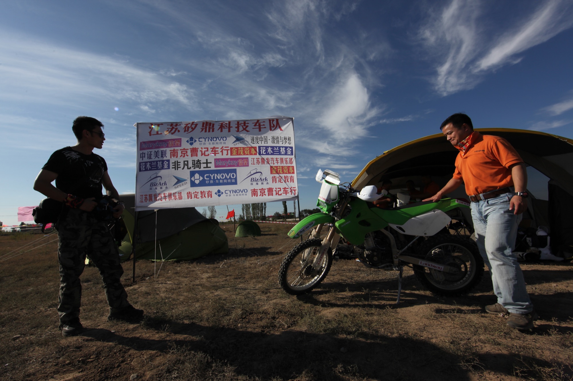 2011 年环塔拉力赛营地中的李铁军与赛车