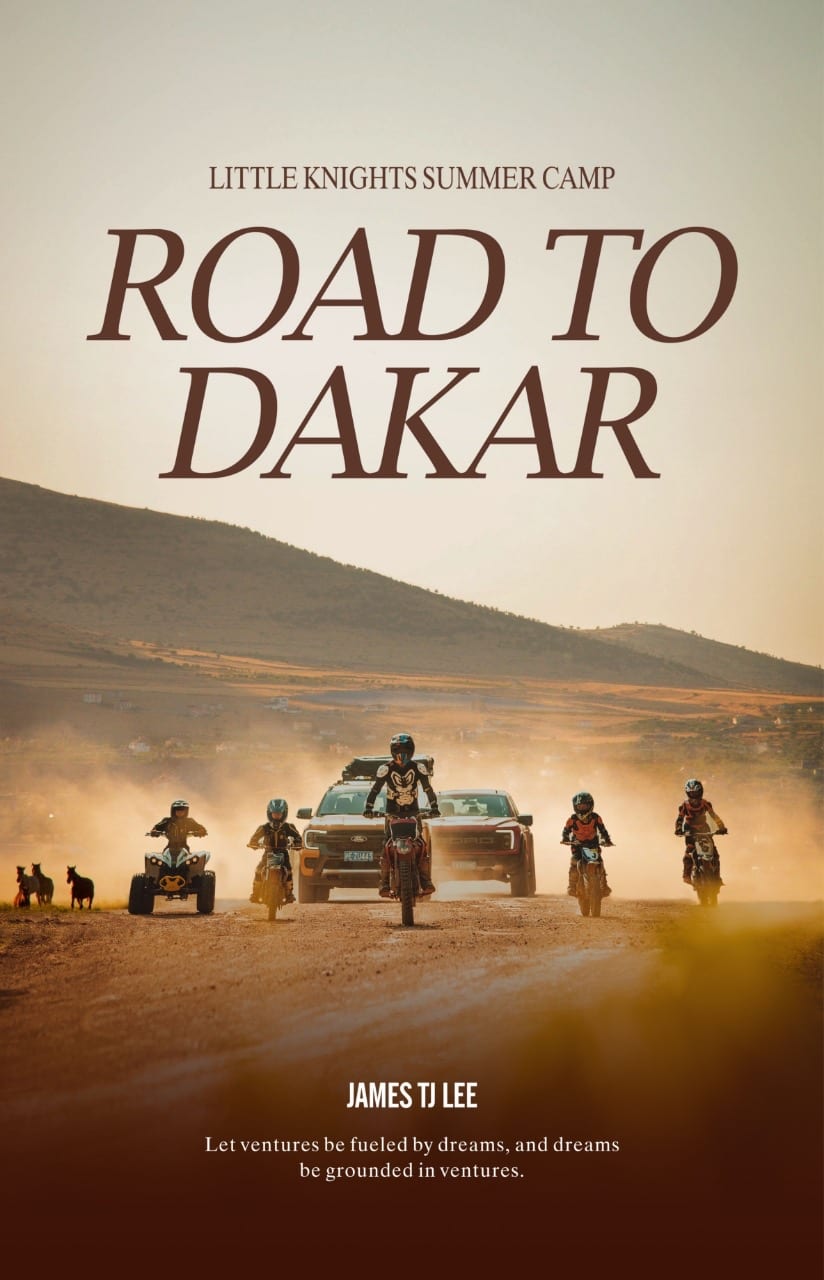 《Road to Dakar》作品封面:车队与孩子们行驶在尘土飞扬的道路上。