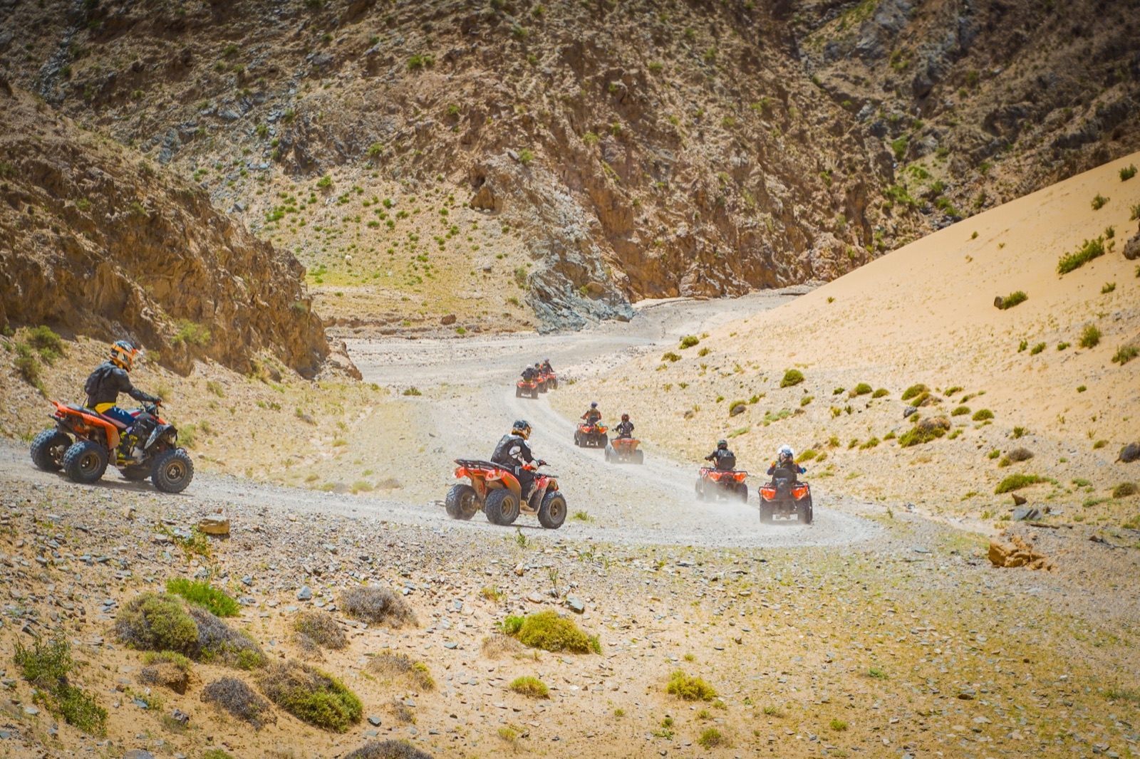 小小骑士团队在专业指导下沿峡谷路线行进